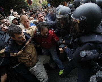 Zamieszki w czasie referendum w Katalonii