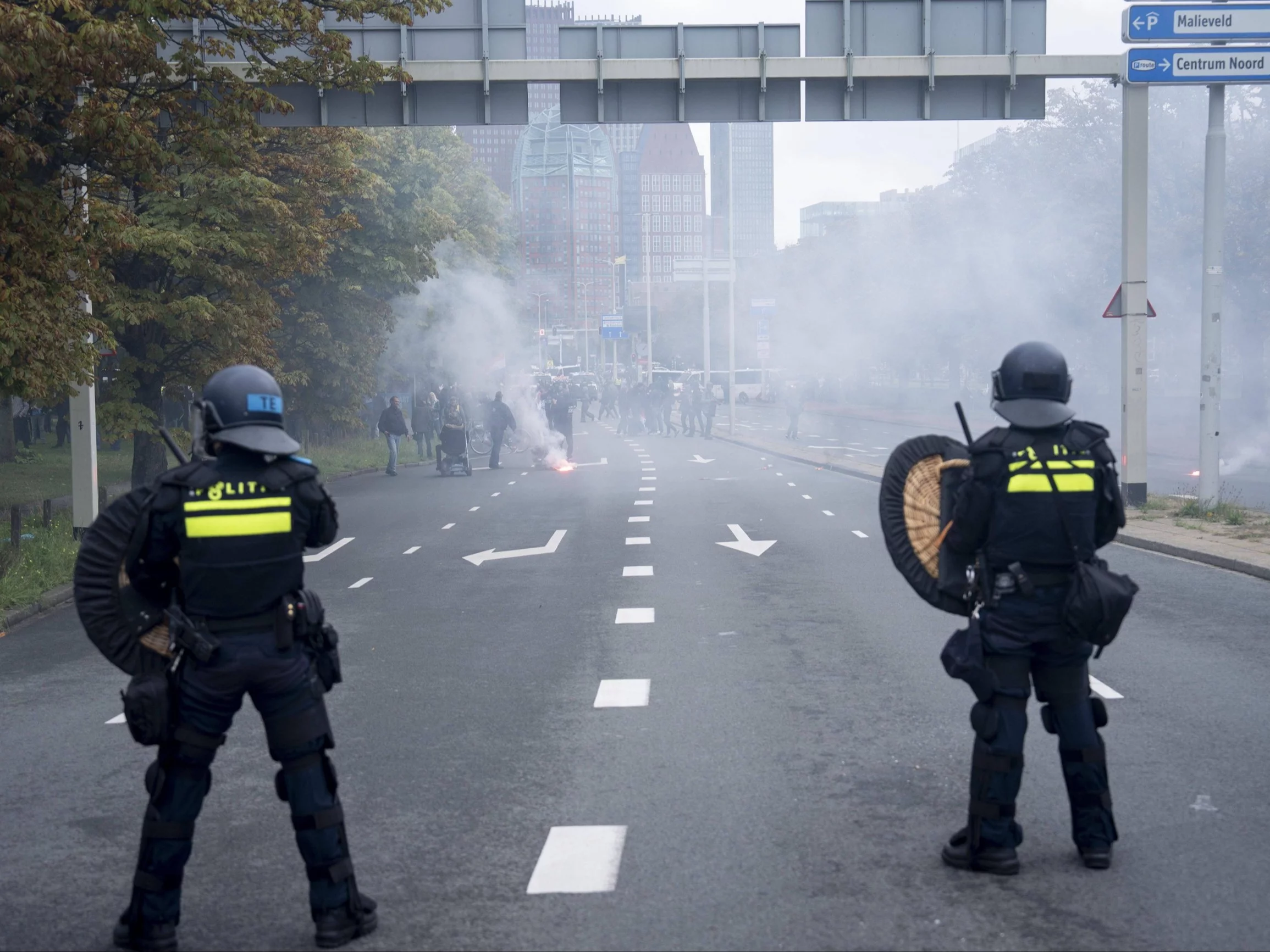 Holenderska policja podczas zamieszek w Hadze