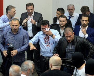 Zamieszki w parlamencie Macedonii. Ranny został lider socjaldemokratów Zoran Zaew