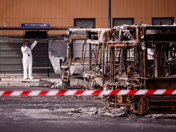 Zamieszki we Francji. Spalone autobusy w zajezdni pod Paryżem