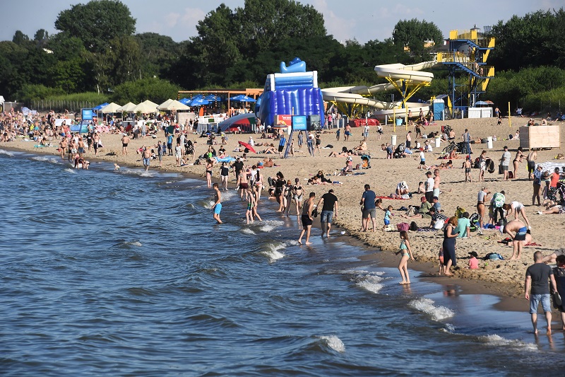 Wypoczynek na jednym z kąpielisk w Gdańsku Brzeźnie