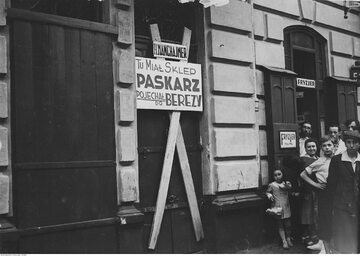 Zamknięty sklep H. Manchajmera podejrzanego o paskarstwo (spekulacje) żywnością w Warszawie