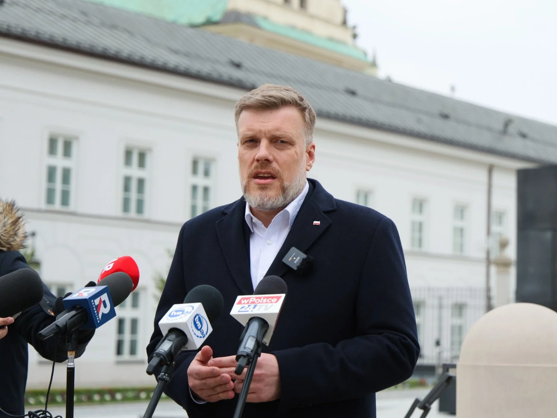 Adrian Zandberg przed Pałacem Prezydenckim