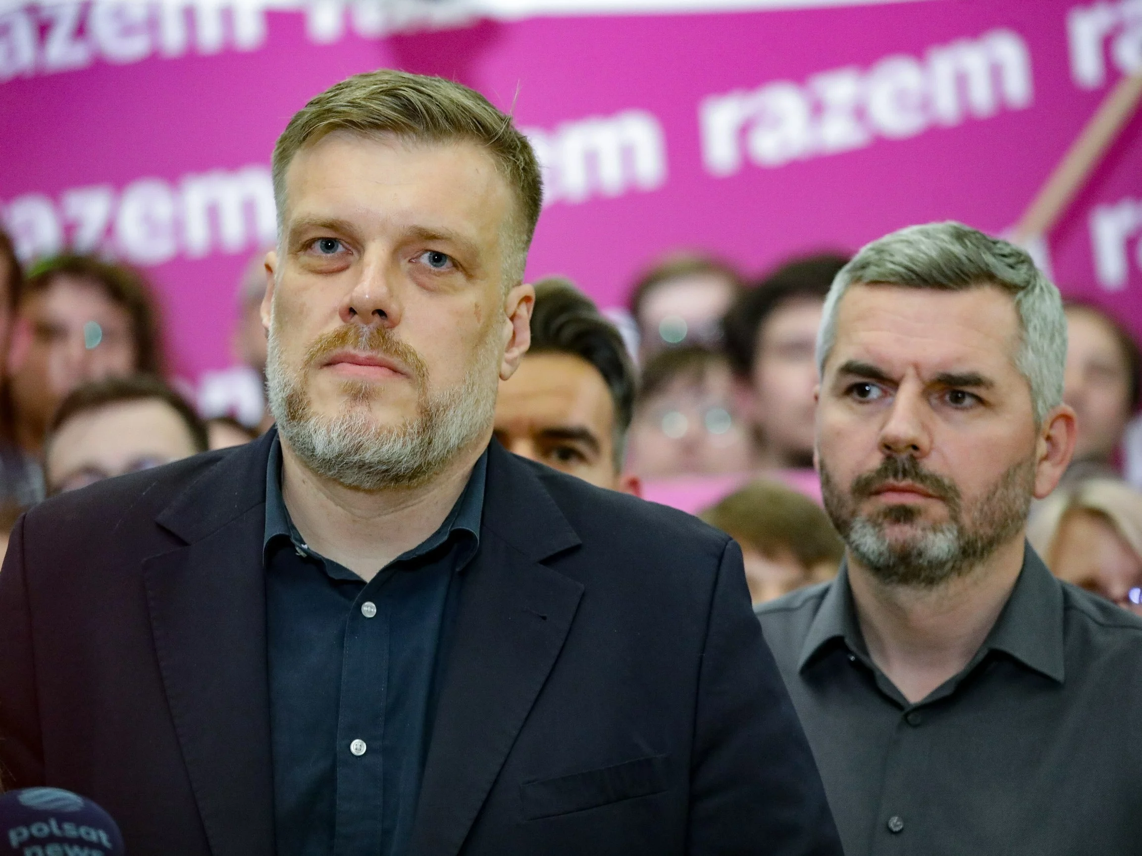 Współprzewodniczący Partii Razem Adrian Zandberg (L) oraz poseł ugrupowania Maciej Konieczny (P) podczas konferencji prasowej władz oraz parlamentarzystów partii Razem w Warszawie