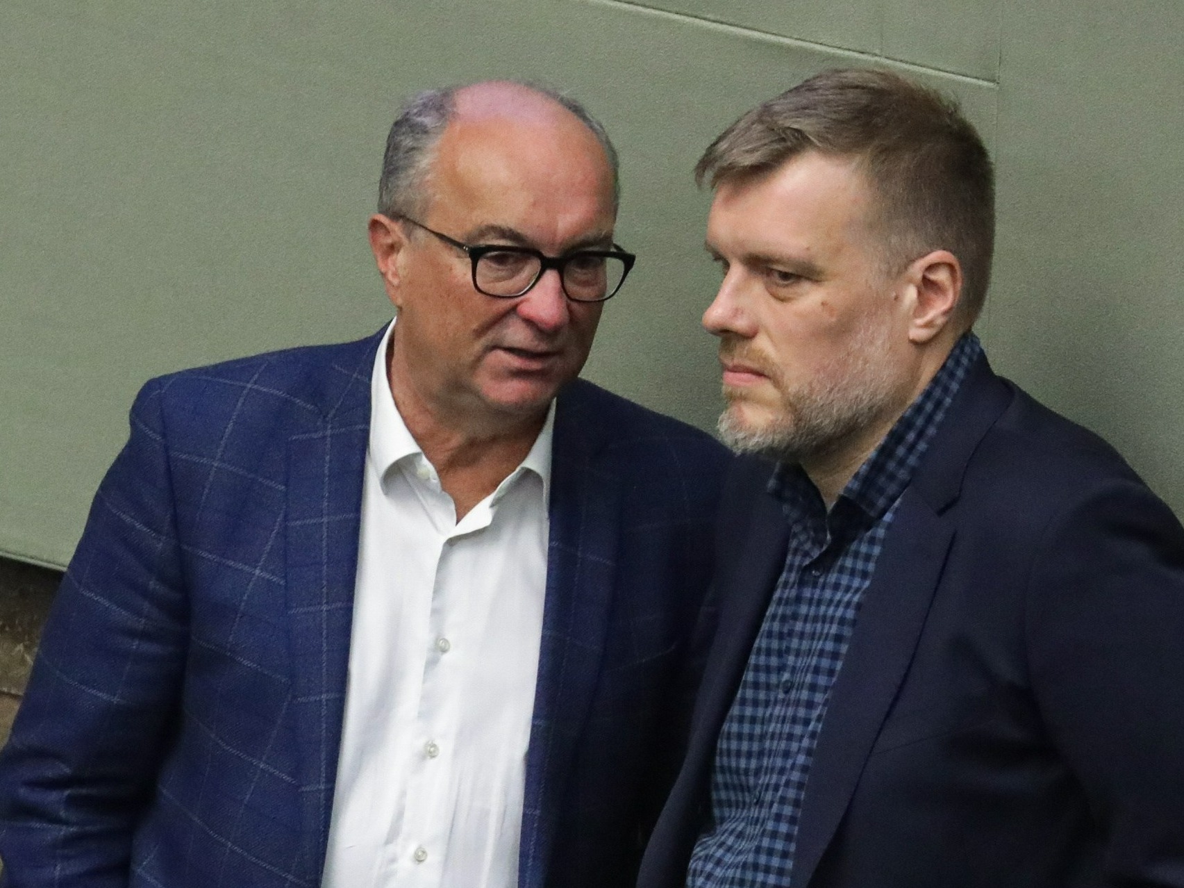 Współprzewodniczący Nowej Lewicy Włodzimierz Czarzasty (L) oraz współprzewodniczący Lewicy Razem Adrian Zandberg (P) na sali obrad Sejmu w Warszawie