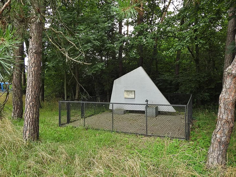 Las Wełecki: pomnik upamiętniający ofiary niemieckich egzekucji wykonywanych na Polakach w latach 1939 - 1945.