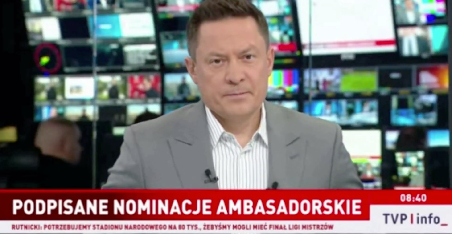 Prowadzący program na żywo w TVP Info Piotr Jędrzejek podał nieprawdziwą informację szefa MSZ Radosława Sikorskiego o rzekomym podpisaniu przez prezydenta nominacji ambasadorskich