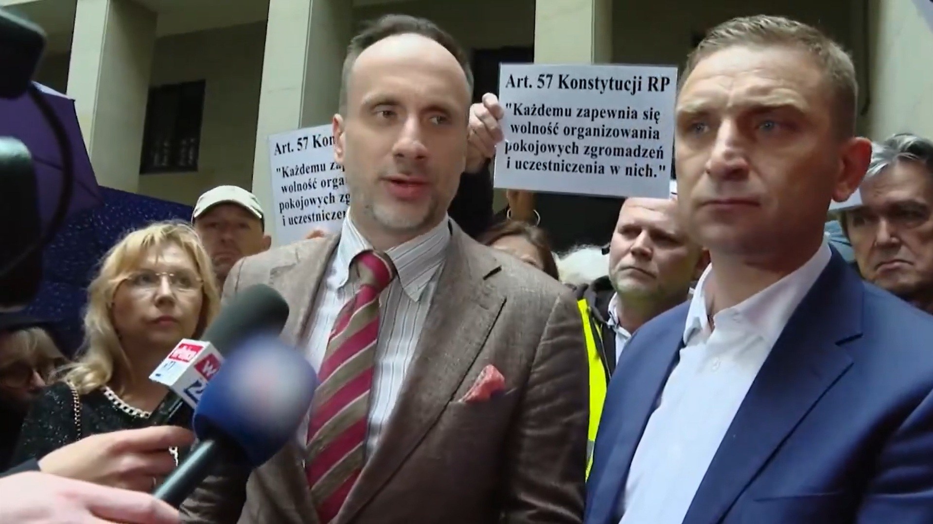 Reklamówka wPolsce24 z zamazanym logiem Republiki