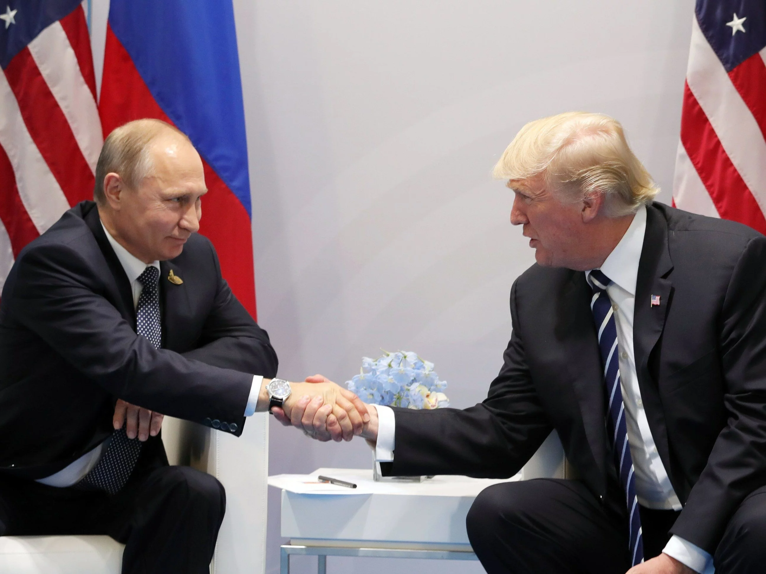Władimir Putin i Donald Trump ściskają sobie dłonie podczas spotkania w Helsinkach, lipiec 2018 r.