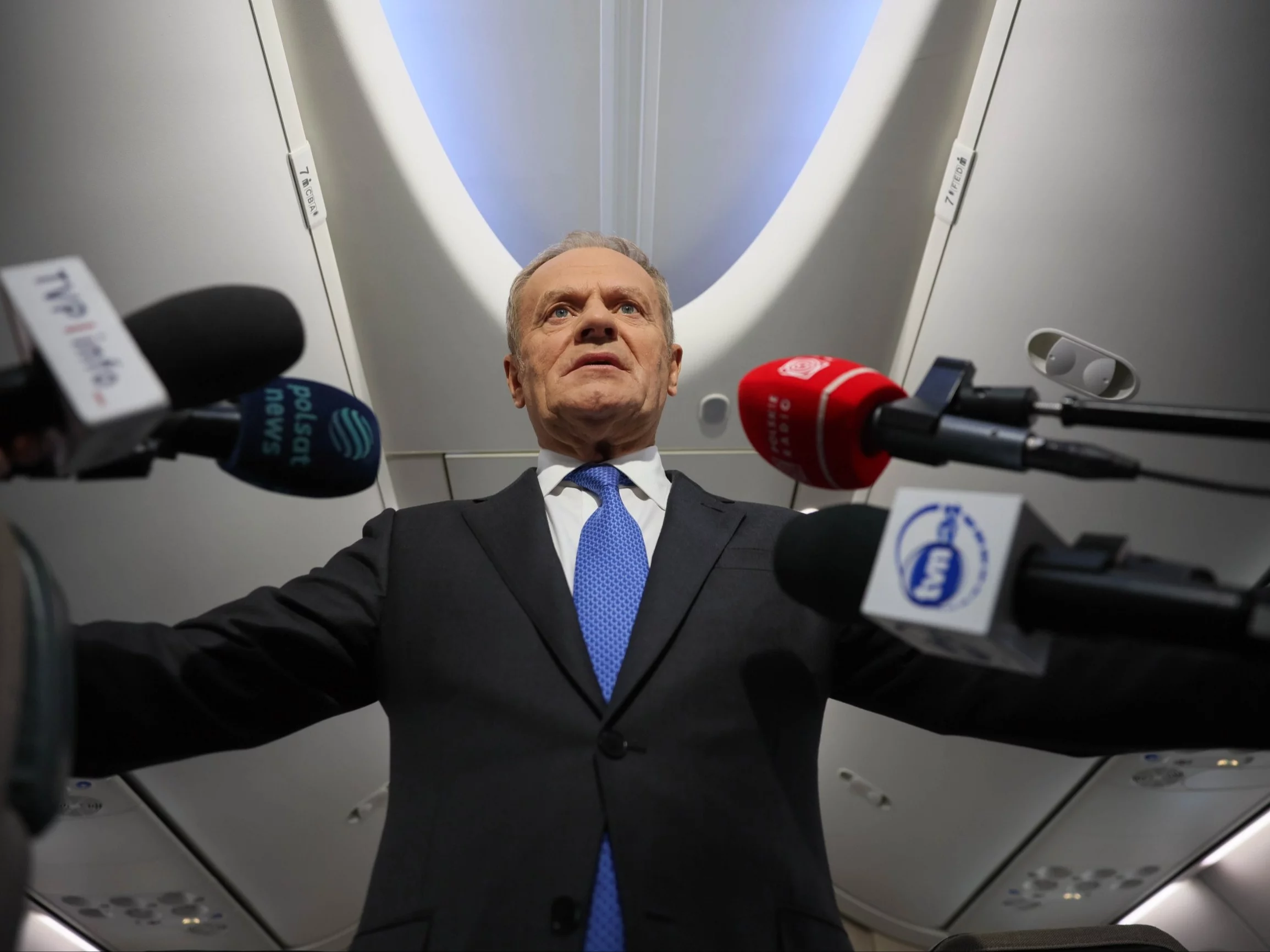 Premier Donald Tusk podczas wypowiedzi dla mediów w samolocie rządowym