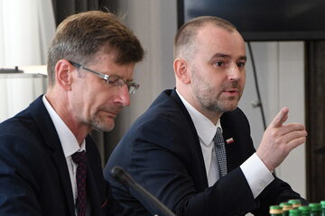 Zastępca szefa kancelarii prezydenta Paweł Mucha i konstytucjonalista Dariusz Dudek podczas posiedzenia senackiej Komisji Ustawodawczej