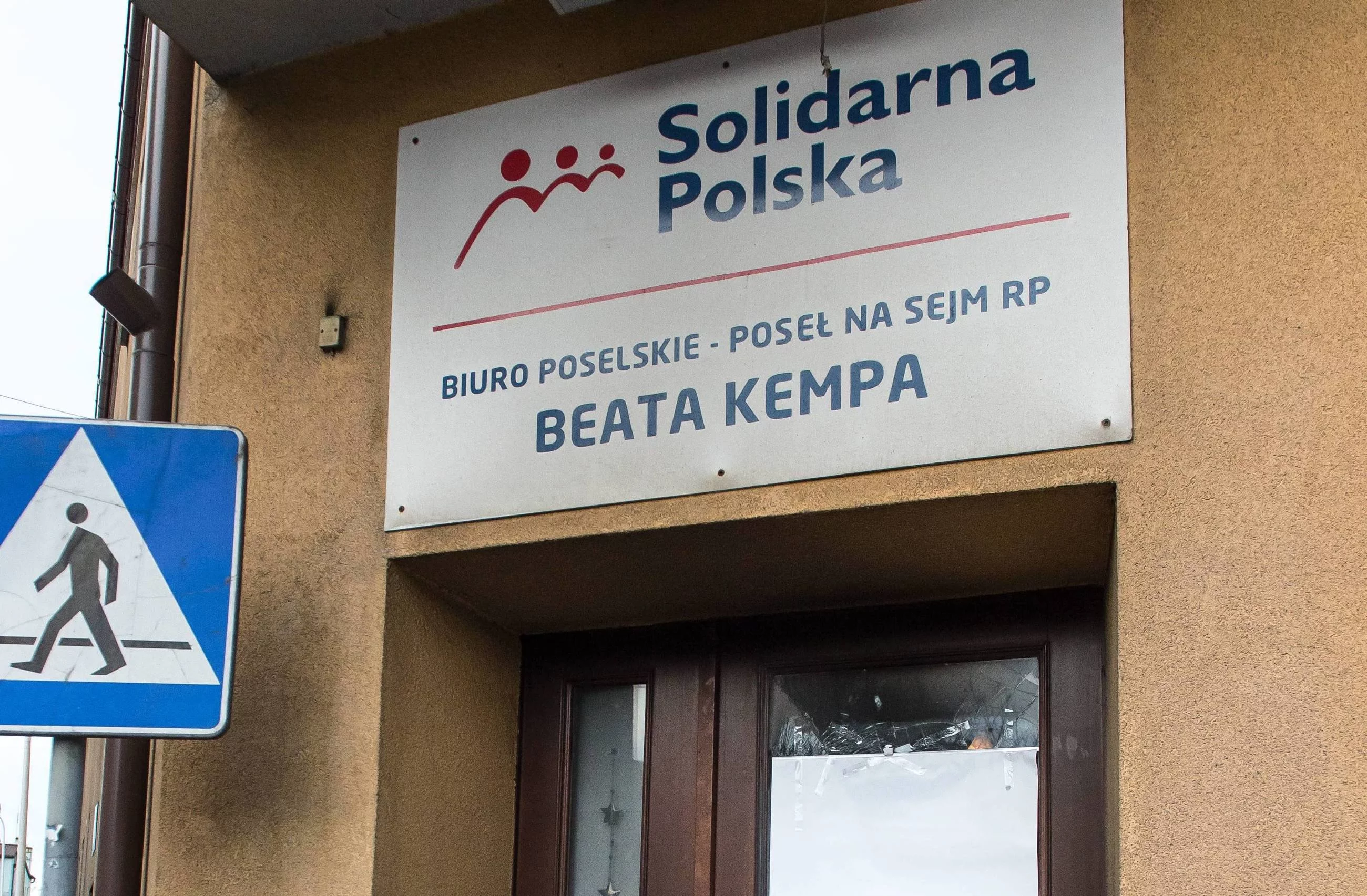 Spalone drzwi wejściowe do biura poselskiego Beaty Kempy w Sycowie