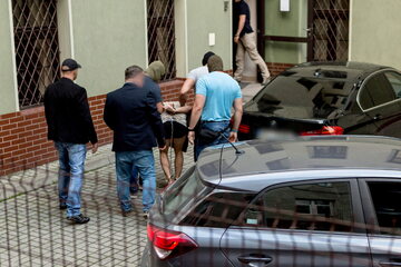 Zatrzymany mężczyzna doprowadzany na przesłuchanie w prokuraturze w Świdnicy