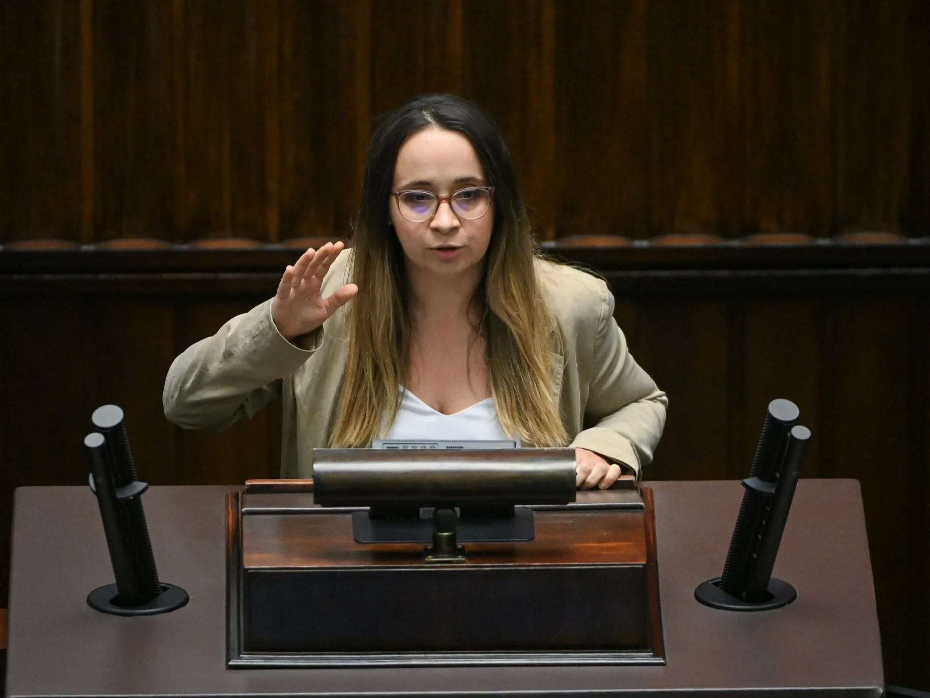 Posłanka Razem Marcelina Zawisza na sali plenarnej Sejmu w Warszawie