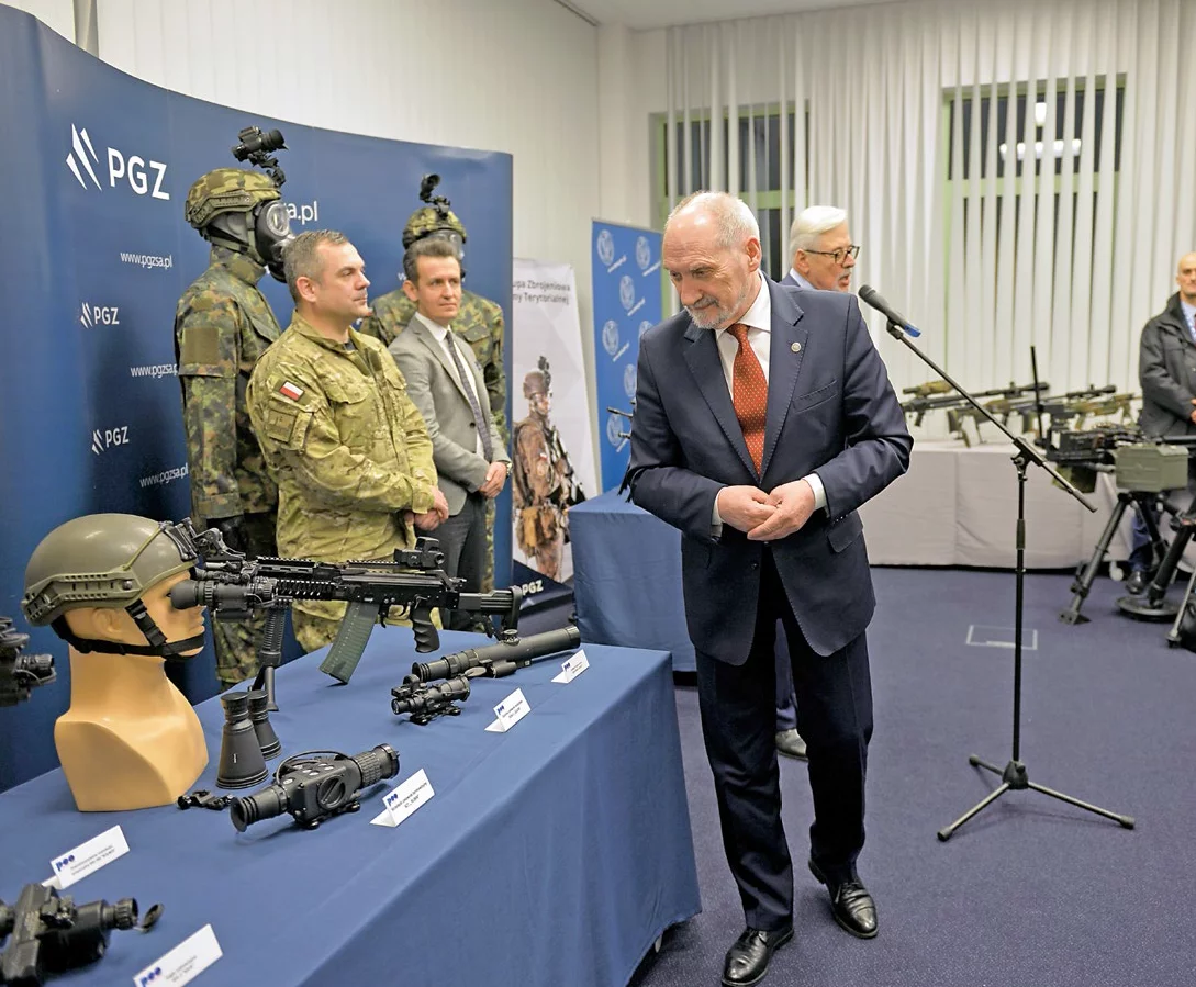 Szef MON Antoni Macierewicz podczas pokazu sprzętu dla Wojsk Obrony Terytorialnej w Przemysłowym Centrum Optyki, jednej ze spółek Polskiej Grupy Zbrojeniowej. Po lewej stronie gen. Wiesław Kukuła oraz Wicperezes PGZ Maciej Lew-Mirski