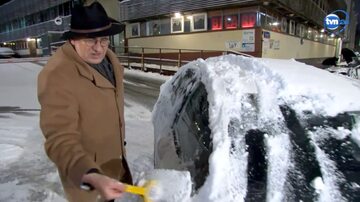 Zbigniew Rau (PiS) rozmawiał z dziennikarzem TVN24 podczas odśnieżania samochodu
