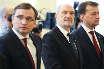 Zbigniew Ziobro, Antoni Macierewicz i Mariusz Błaszczak na posiedzeniu rządu