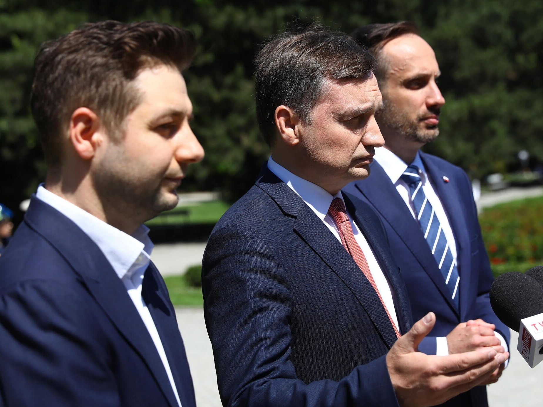 Zbigniew Ziobro (C), poseł Janusz Kowalski (P) i europoseł Patryk Jaki (L) na konferencji prasowej