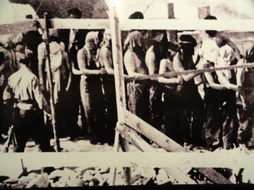 Zbrodnia w Ponarach. Ofiary z zasłoniętymi oczyma prowadzone na miejsce kaźni