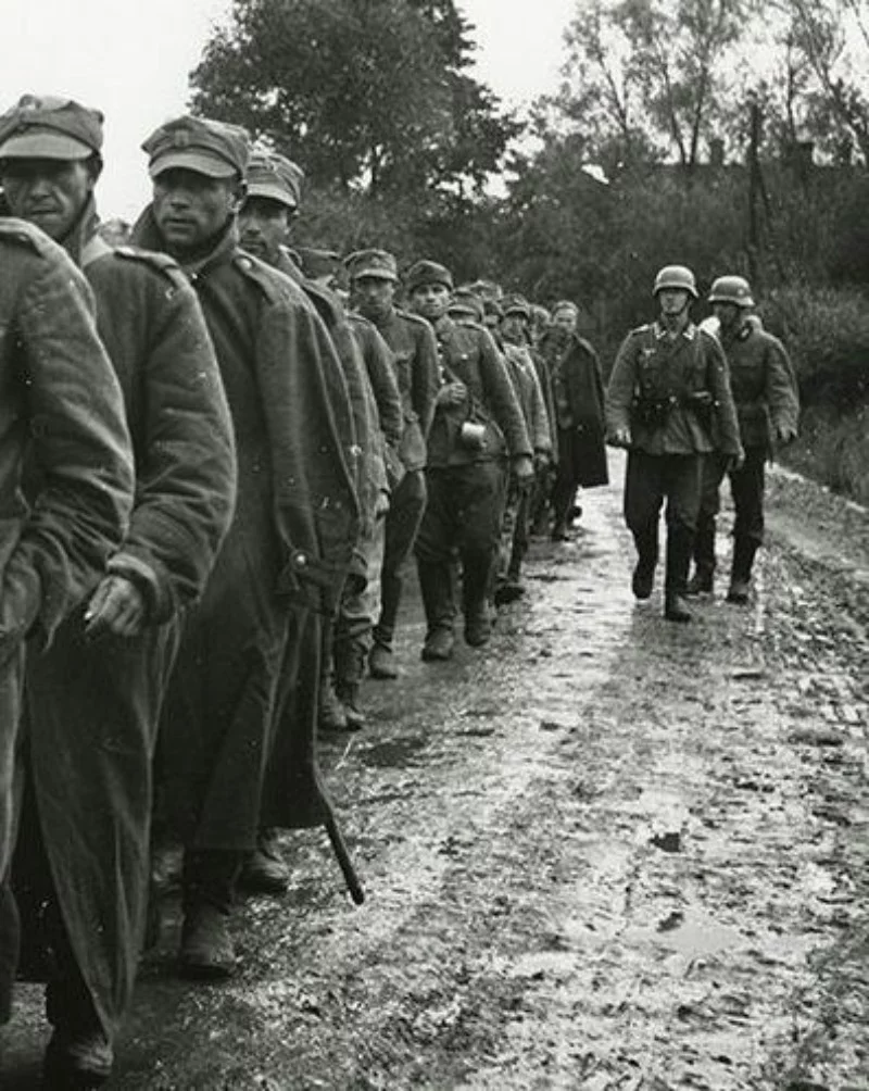 Wrzesień 1939 r. Wzięci do niewoli przez Niemców żołnierze Wojska Polskiego