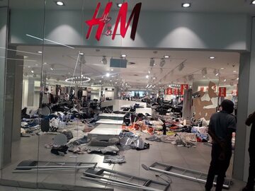 Zdemolowany sklep H&M
