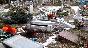 Zdewastowane groby na olsztyńskim cmentarzu