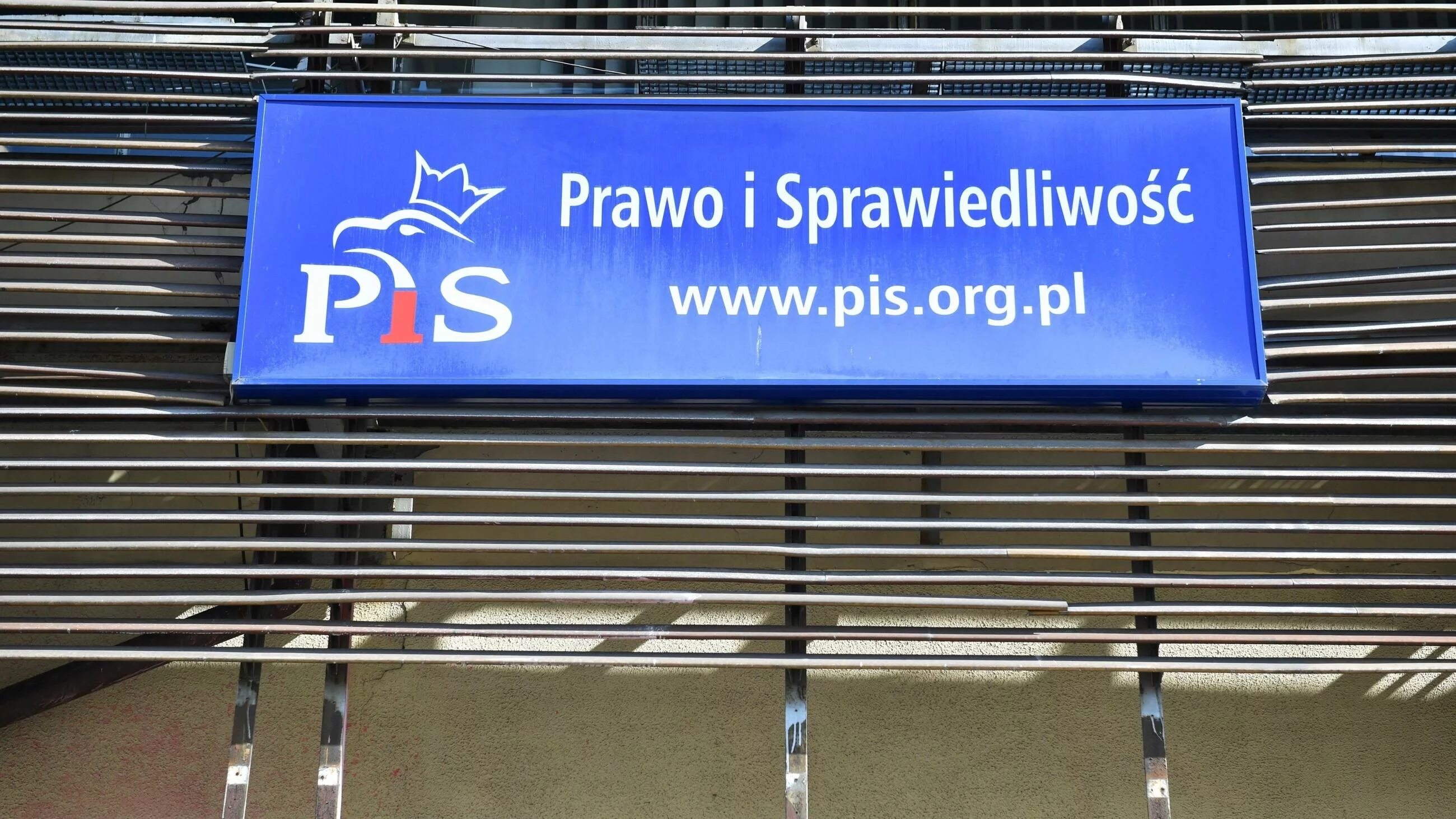 Zdewastowano drzwi w siedzibie PiS. "Efekt agresywnej polityki Tuska"