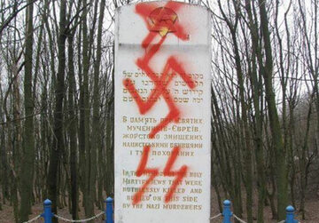 Zdewastowany pomnik na Ukrainie