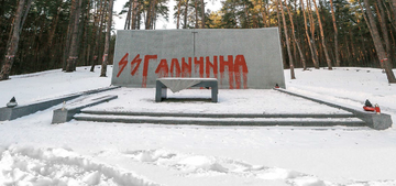 Zdewastowany pomnik ofiar NKWD w Bykowni