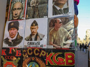 Zdjęcia Putina na wystawie sklepu z pamiątkami w Moskwie