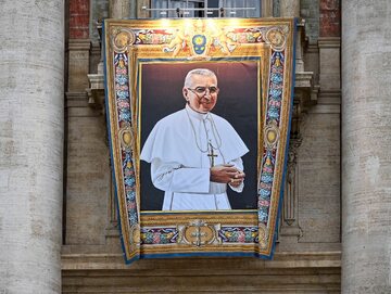 Zdjęcie papieża Jana Pawła I na fasadzie Bazyliki św. Piotra