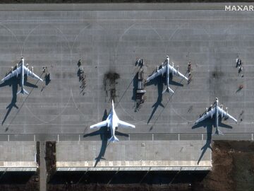 Zdjęcie satelitarne rosyjskich samolotów w bazie Engels