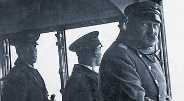 Zdjęcie z mostku kapitańskiego „Wichra” w czasie powrotu z Piłsudskim z Madery. Pierwszy z lewej: Józef Woźnicki, dziadek Piotra Semki ze strony mamy