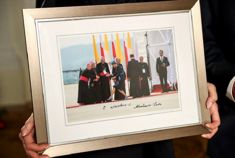 Zdjęcie z ŚDM przekazane na WOŚP.  Z autografem Pierwszej Damy