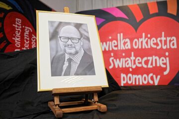 Zdjęcie zmarłego prezydenta Gdańska podczas konferencji WOŚP