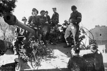 Zdobyczna Pantera należąca do plutonu pancernego „Wacek” pod dowództwem Wacława Micuty. Zdjęcie wykonane w rejonie ul. Okopowej.