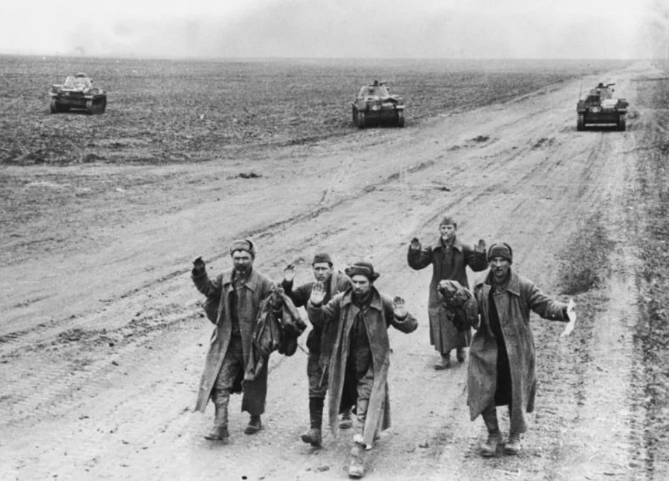 Żołnierze Armii Czerwonej wzięci do niewoli przez Niemców. Krym, 1942 rok