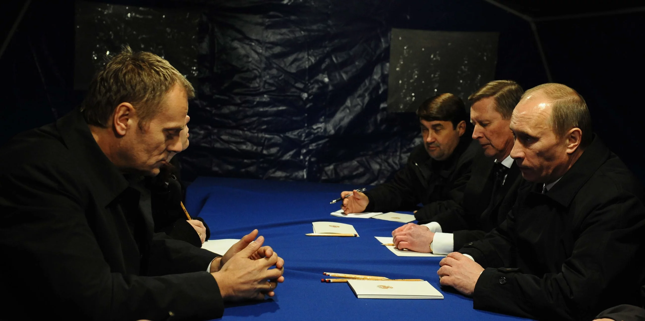 Donald Tusk (L) i Władimir Putin (P) podczas spotkania w Smoleńsku