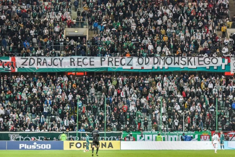Transparent na trybunie Legii Warszawa podczas meczu z Radomiakiem Radom