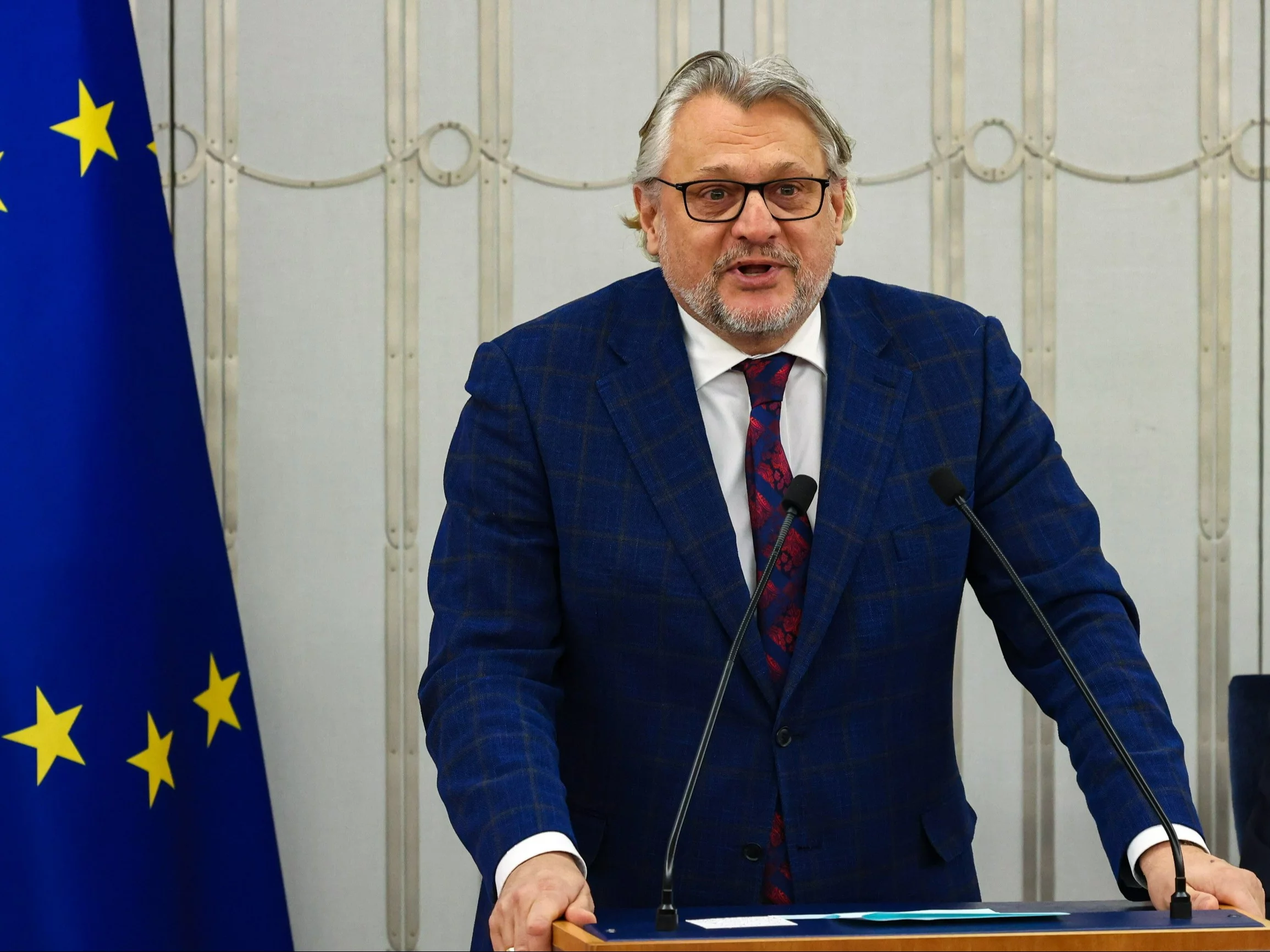 Senator KO Tomasz Lenz na sali obrad Senatu w Warszawie