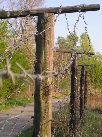 "Żelazna kurtyna". Drut kolczasty na granicy czechosłowacko-niemieckiej z czasów zimnej wojny