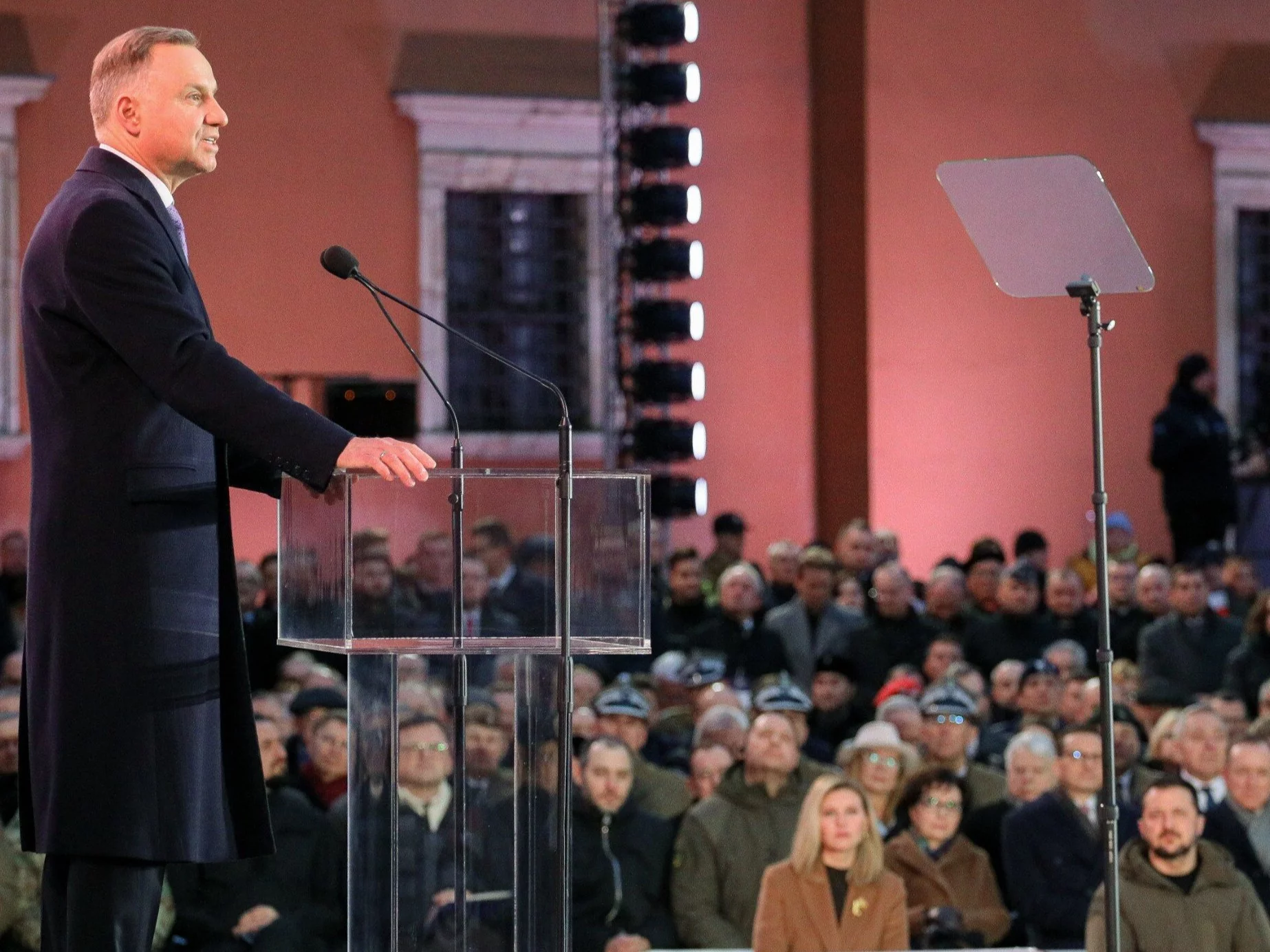 Prezydent RP Andrzej Duda podczas wystąpienia na dziedzińcu Zamku Królewskiego w Warszawie