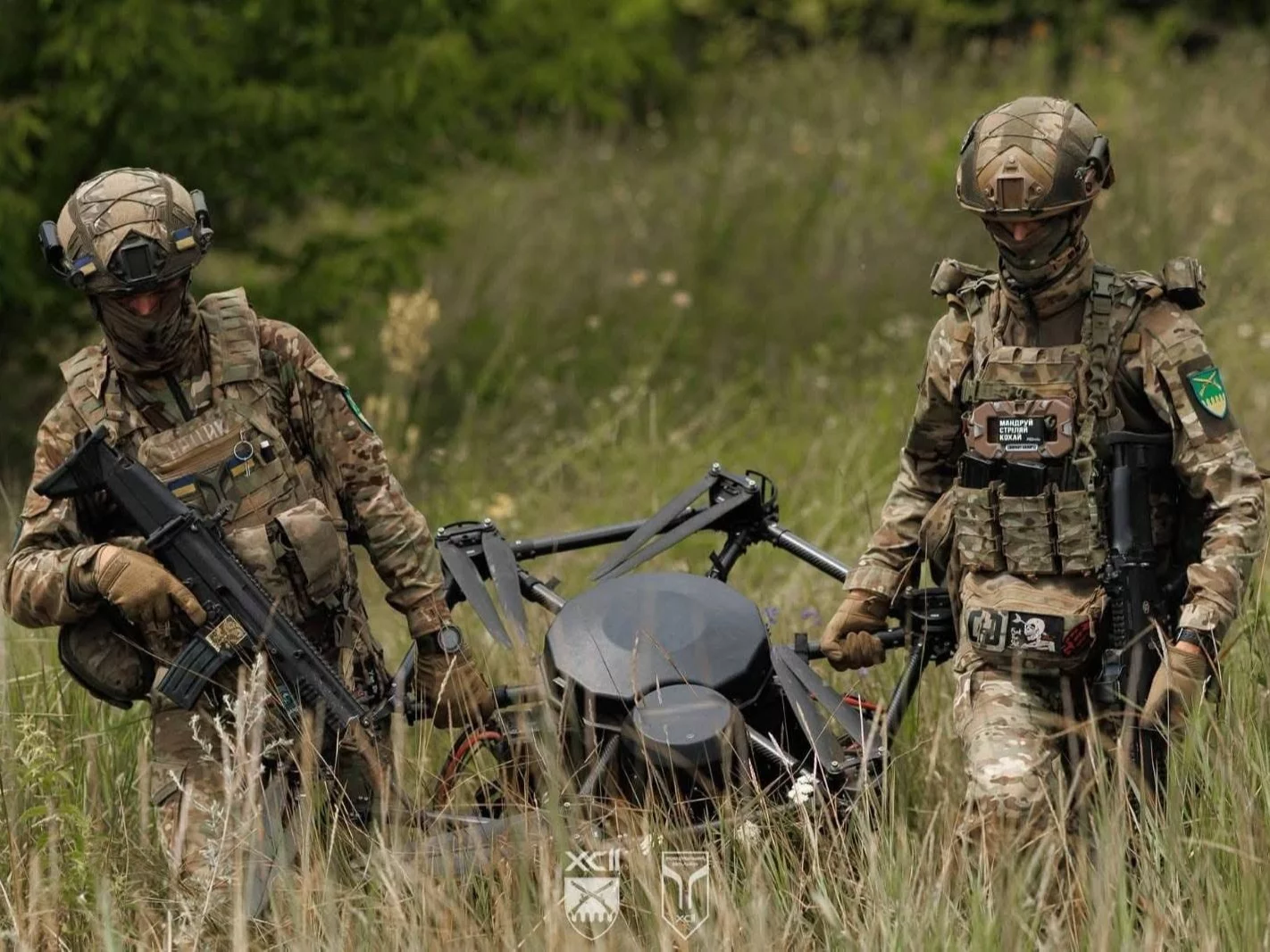 Ukraińscy żołnierze z dronem