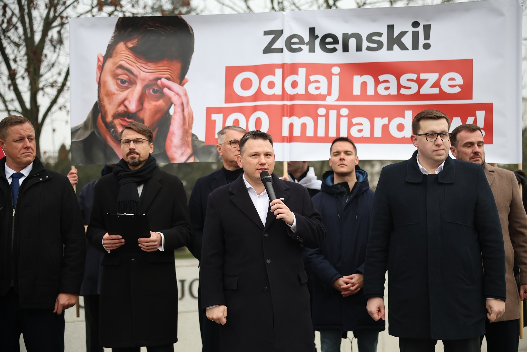 "Zełenski! Oddaj nasze 100 mld!". Protest Konfederacji pod Sejmem