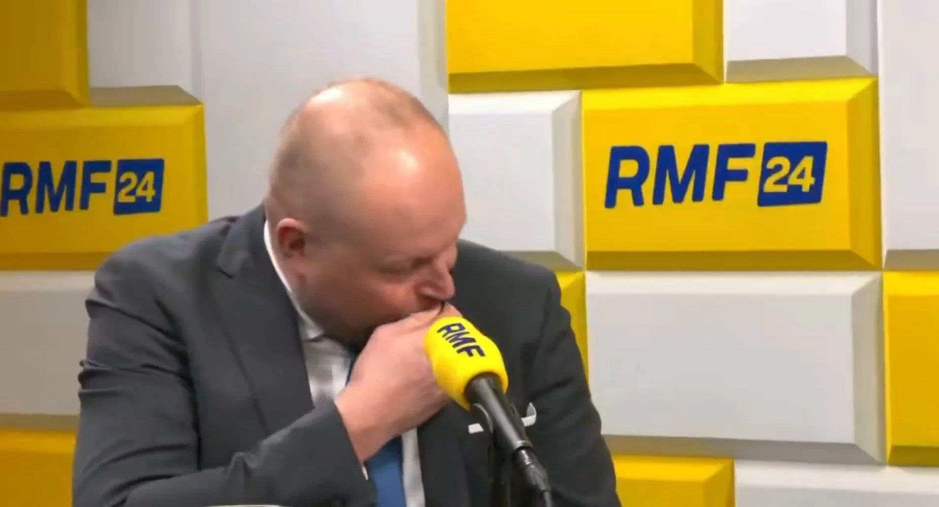 Witold Zembaczyński całuje logo KO