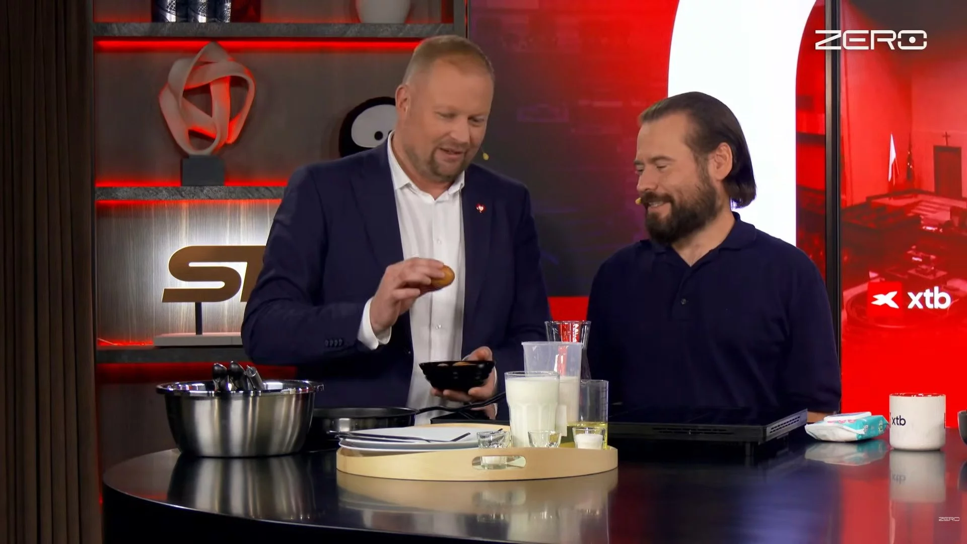 Zembaczyński robił naleśniki w Kanale Zero. "Je mi z ręki"