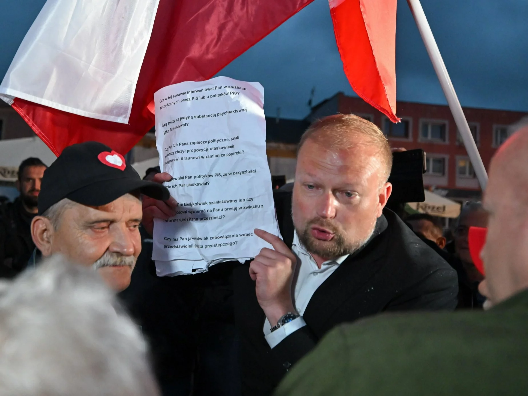 Poseł Koalicji Obywatelskiej Witold Zembaczyński (C) podczas zorganizowanej przez telewizję Republika