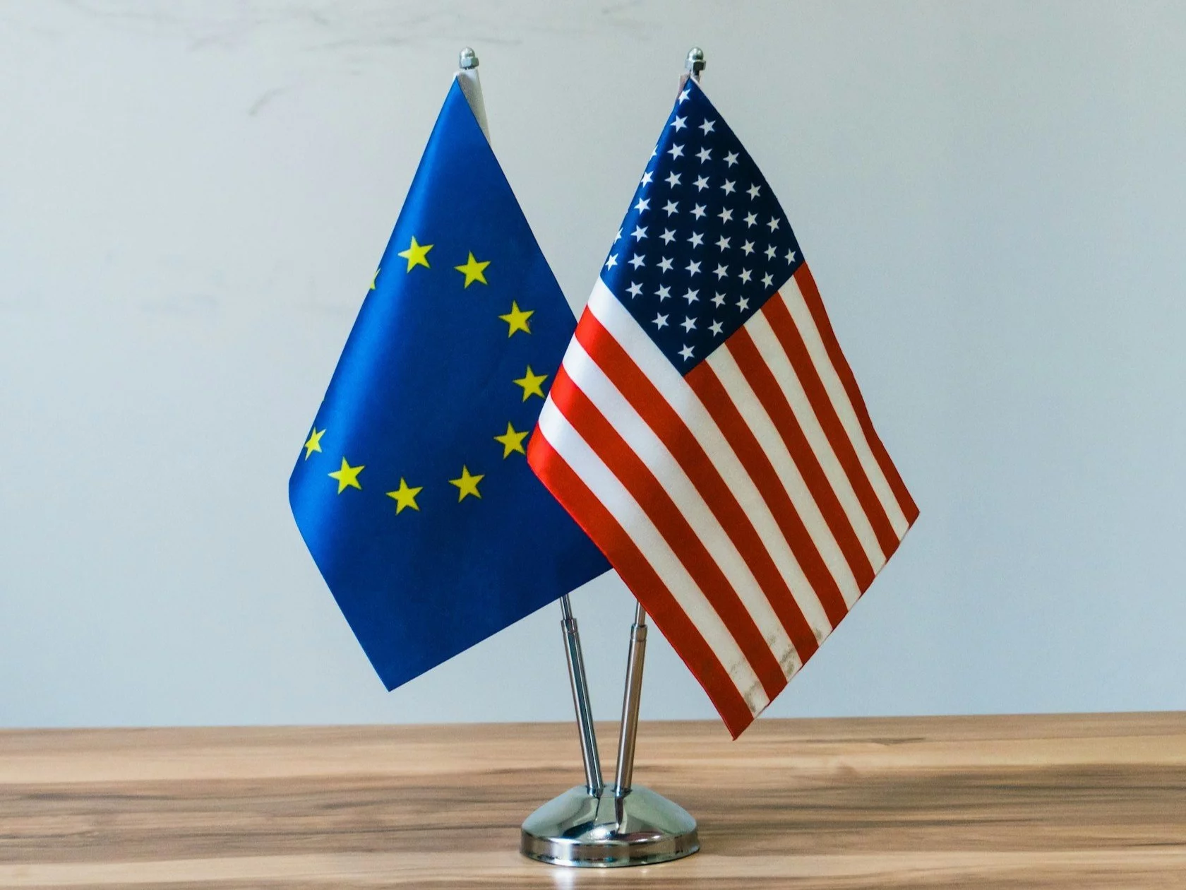Flagi Unii Europejskiej i USA