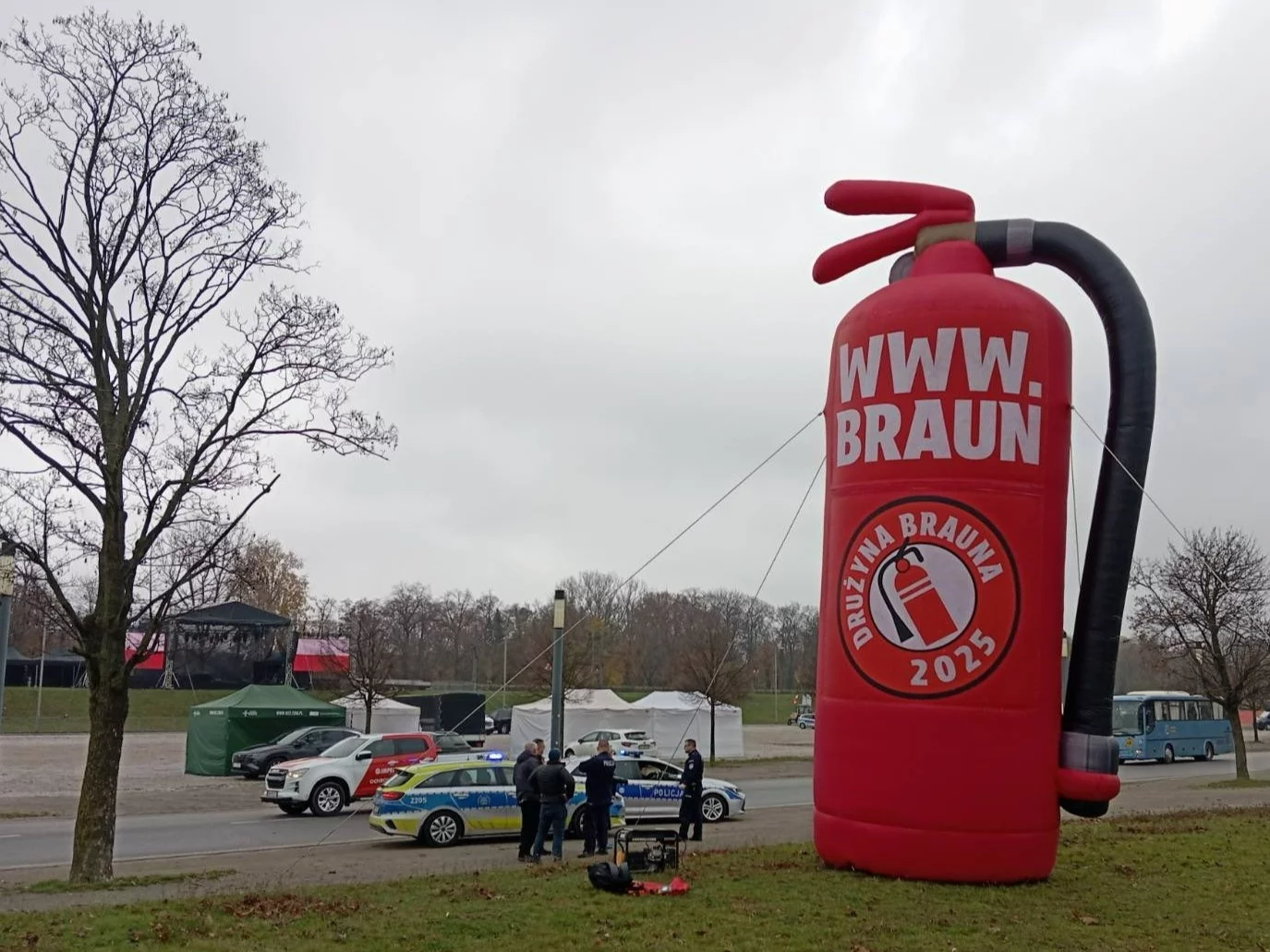 Zgrzyt przed Marszem Niepodległości. Wezwali policję na "gaśnicę" Brauna
