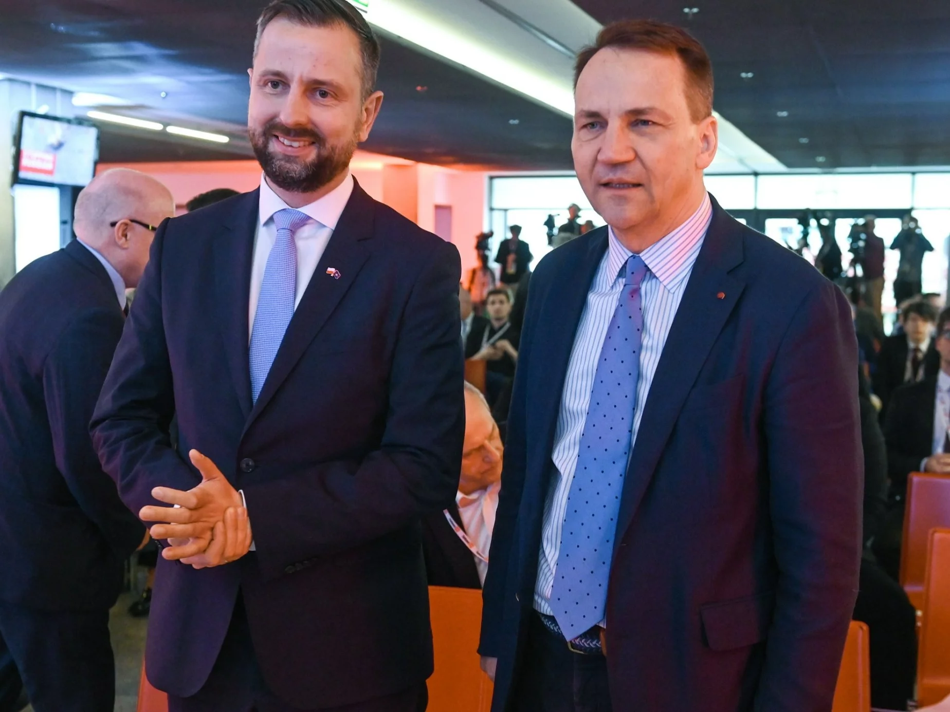 Wicepremier, minister obrony narodowej Władysław Kosiniak-Kamysz (C-L) oraz minister spraw zagranicznych Radosław Sikorski